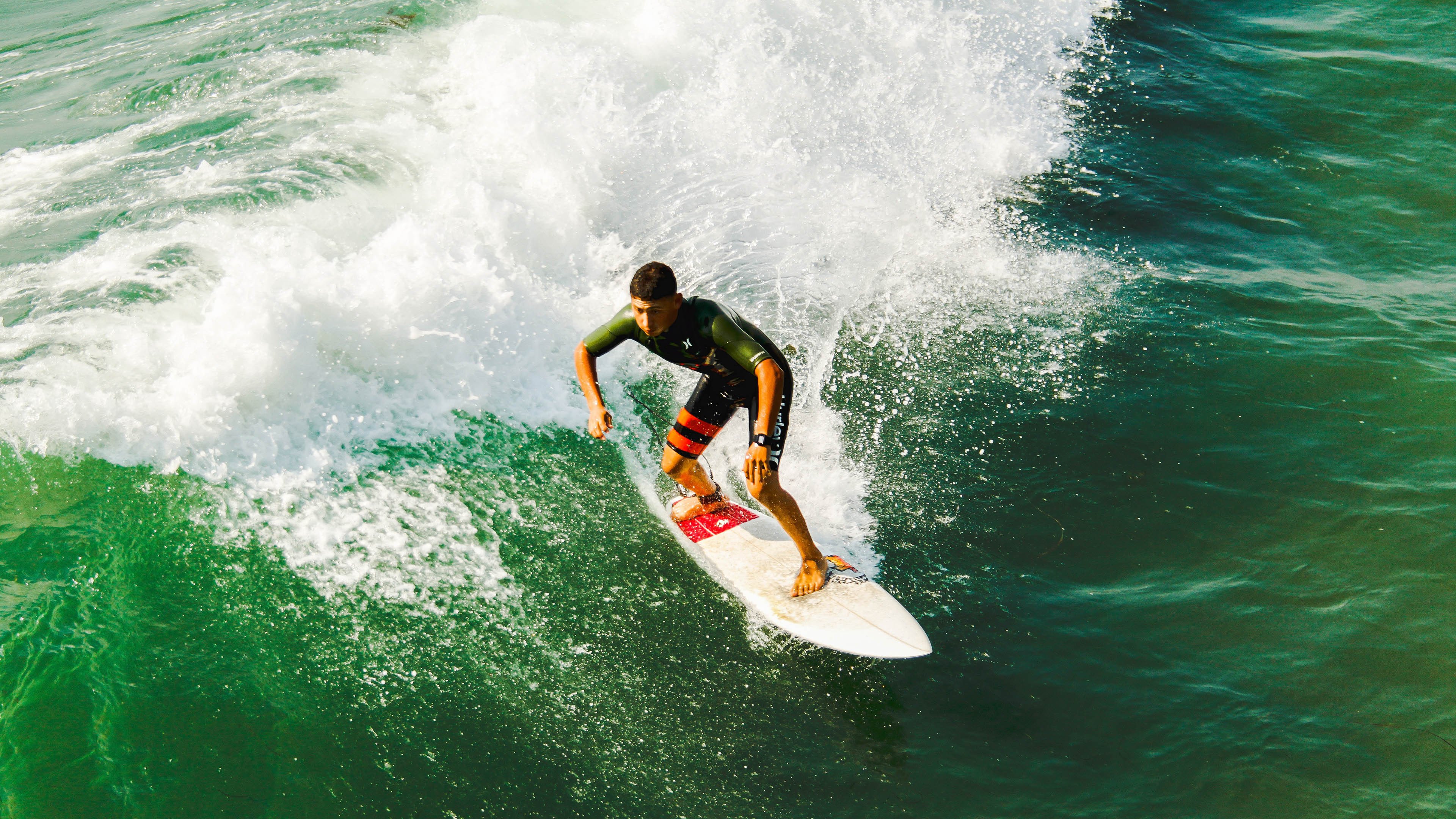 切尔西女足门将表现抢眼多次扑救，切尔西女球迷